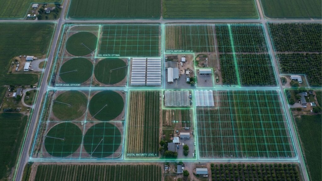 Vista aérea de uma fazenda inteligente com divisões de talhões destacadas por um grid digital neon. O infográfico sobreposto indica maturidade digital nível 4, saúde do solo e eficiência no uso da água.